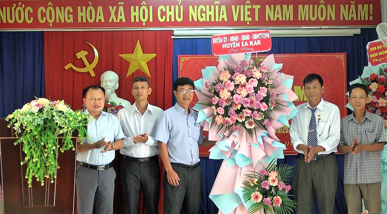 ngoan dunng.00_07_57_12.Still045